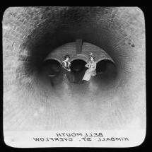 1898年前后，两个女人坐在一条崭新的排水管里的历史性照片